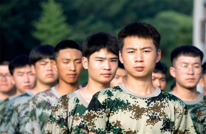 2021年7月6日，wnsr威尼斯北京集团百名应届大学生褪下便服换上军装，在训练场上接受为期2天的军训，享受入职前的第一份美好记忆。