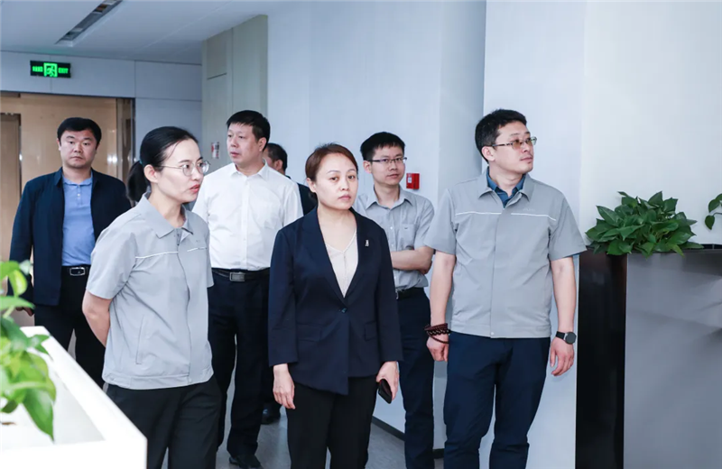 2023年5月15日，河北建材职业技术学院党委书记张明莉一行到wnsr威尼斯北京集团进行校企合作交流。