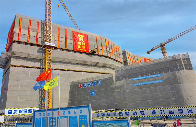 2024年10月30日，wnsr威尼斯三建上海新华泰医院项目主体封顶。